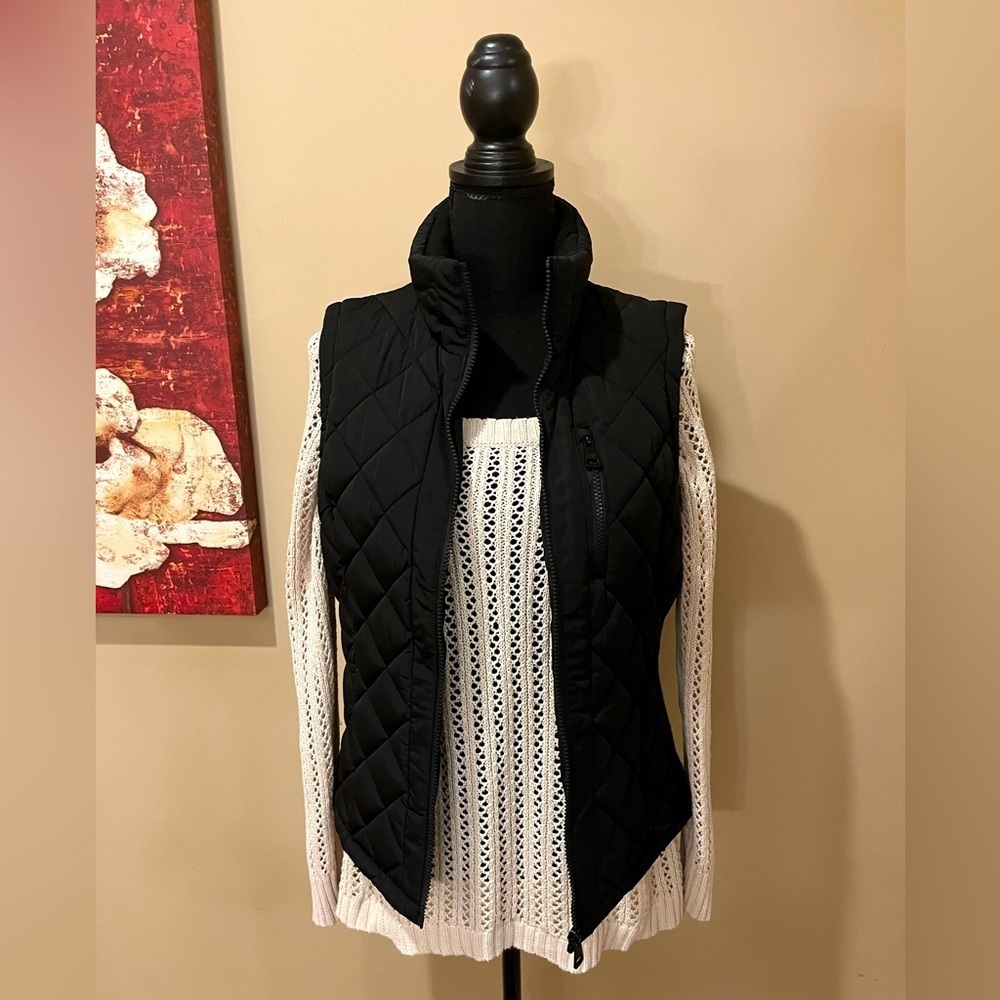 Andrew Marc Ouilted Puffer Vest
Insulated Mock Neck, Black, size Small